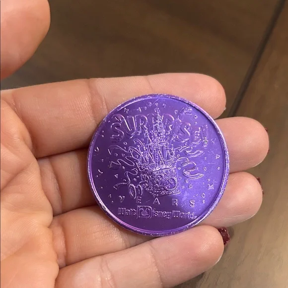 PURPLE WALT DISNEY WORLD SURPRISE PARADE 20TH ANNIVERSARY TOKEN COIN MEDALLION - Picture 4 of 5